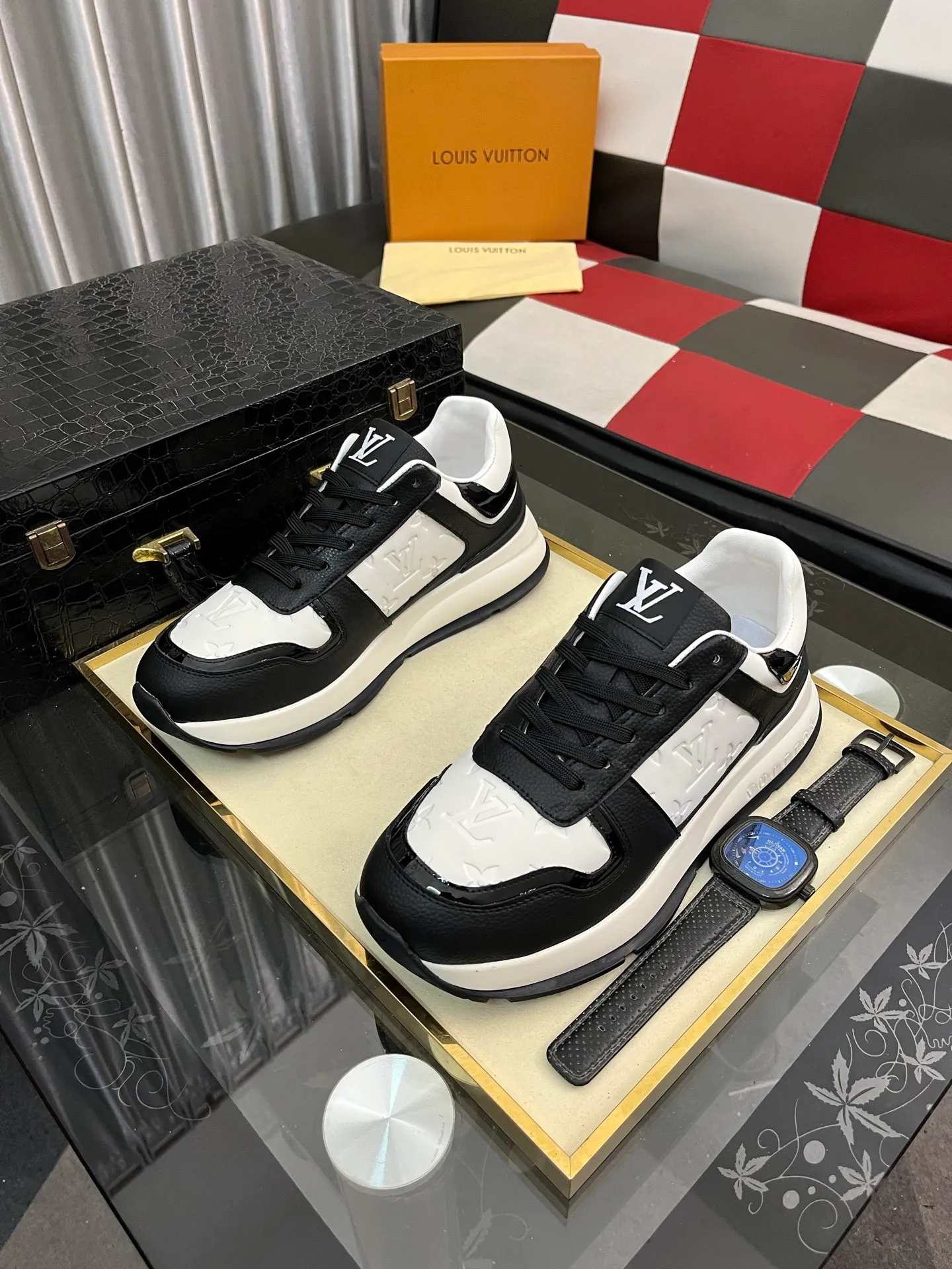 Men's shoes💰438⌚️⌚️《Louis vuitton/LV Louis Vuitton》original quality.~ Unique modern style sneakers. 🏃A must-have casual shoe for trendy men😍😍 Original brand imported from Italy, imported original leather, cowhide lining (refuses to discolor and grind feet) Sole: Original sole provided by the original factory, French lazy style design ⚠️Fit to the feet Original quality code number: 38-443️⃣Colors available